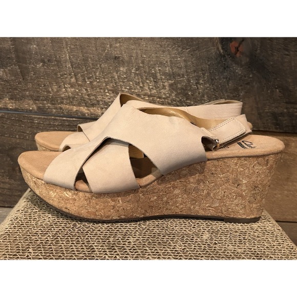 Clarks Women's Annadel Eirwyn Wedge Sandal Size 11 Wide Sand Beige Open Toe - Picture 1 of 8